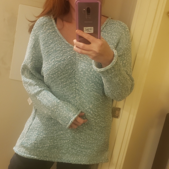 Free People. NWT. Beautiful Sweater. Size L. Blue.